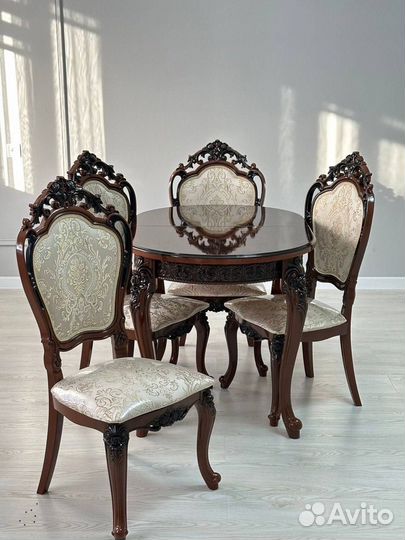 Кухонный стол и стулья