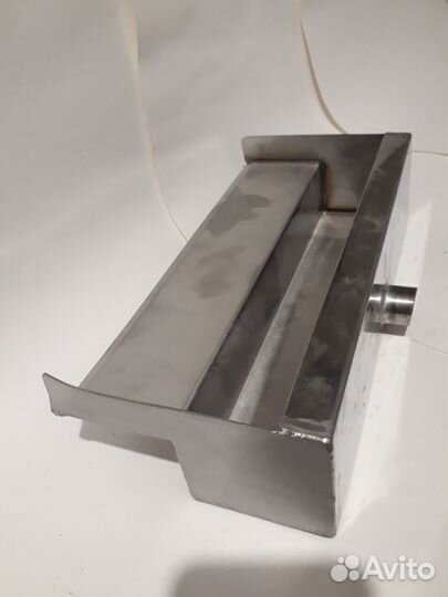 Излив струи для водопада