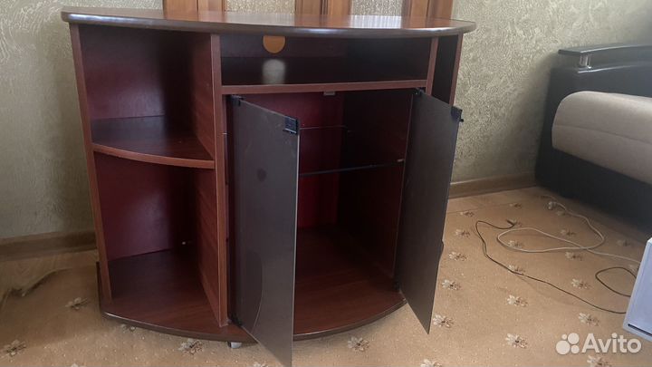 Тумба под телевизор б/у в хорошем состоянии