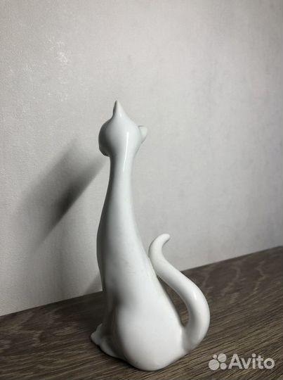 Фарфоровая статуэтка кошка