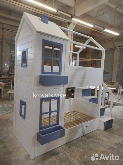 Двухъярусная кровать домик из массива