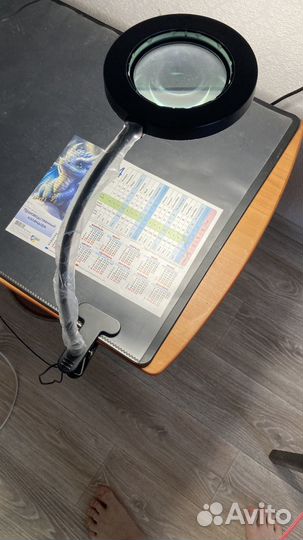 Настольная лампа с увеличительным стеклом