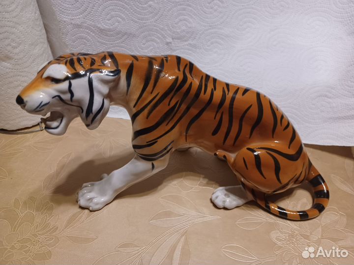Статуэтка фарфоровая тигр Шерхан со сколом
