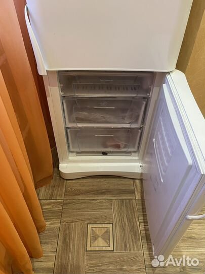 Холодильник indesit