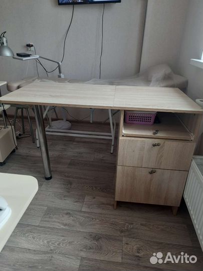 Маникюрный стол