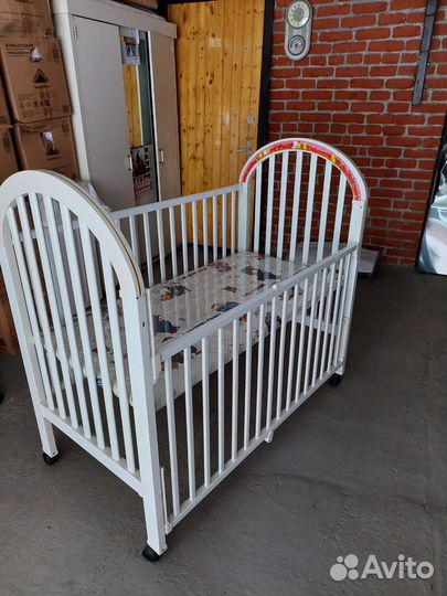 Детская кроватка без маятника
