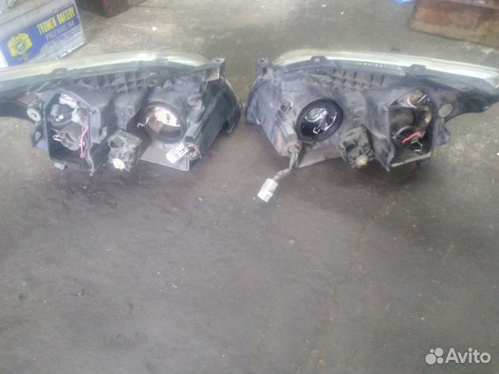 Фары на toyota avensis 250