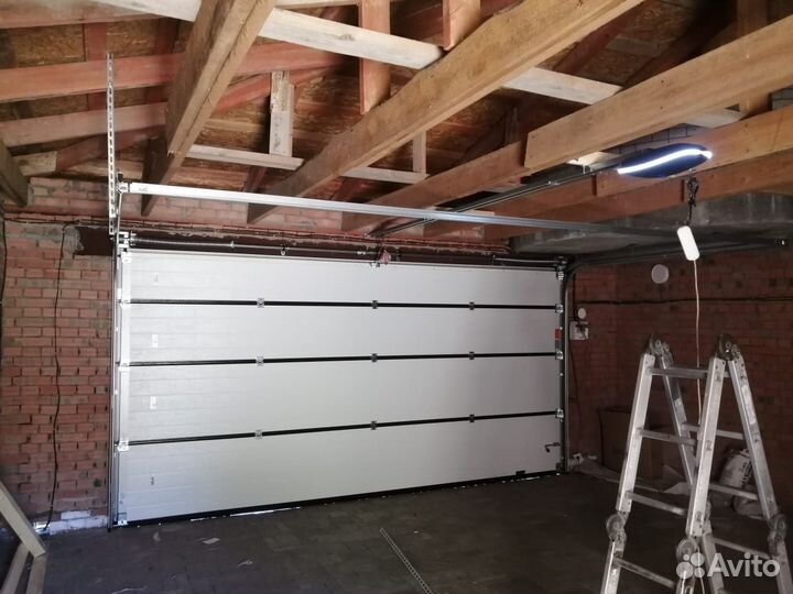 Секционные Гаражные ворота Alutech c пультом