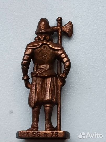 Швейцарская гвардия солдатики киндер 90е