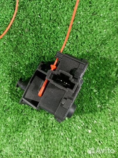 Замок лючка бензобака Audi A4 B8 cdnc (2.0) 2009