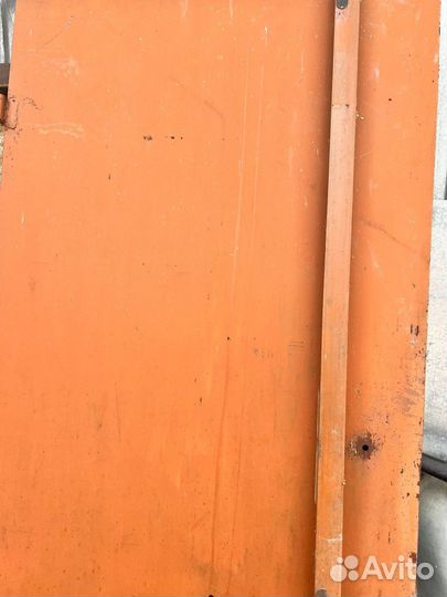 Железная дверь с замком в рамке