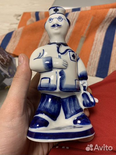 Фарфоровая статуэтка гжель