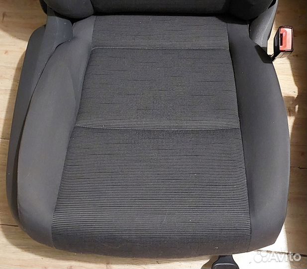 Передние сиденья Volkswagen Golf 5