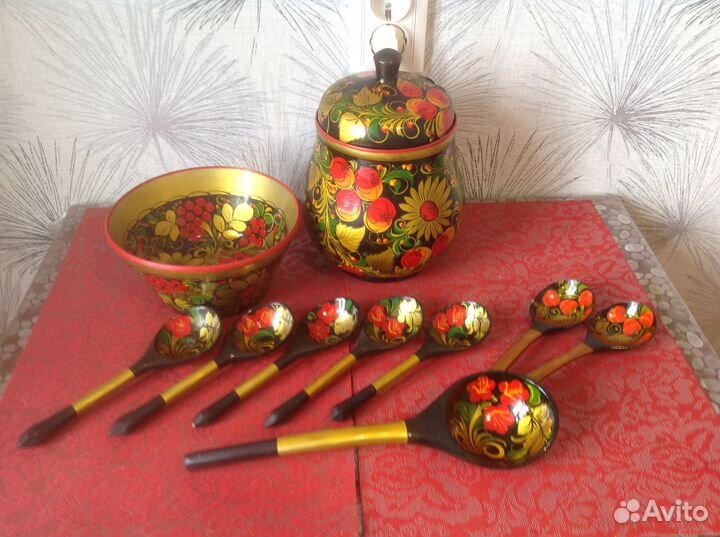 Хохлома. Деревянные супница, ложки, салатники