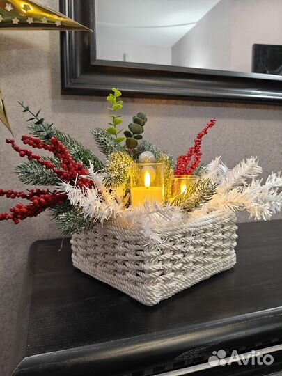 Композиция из искусственных цветов