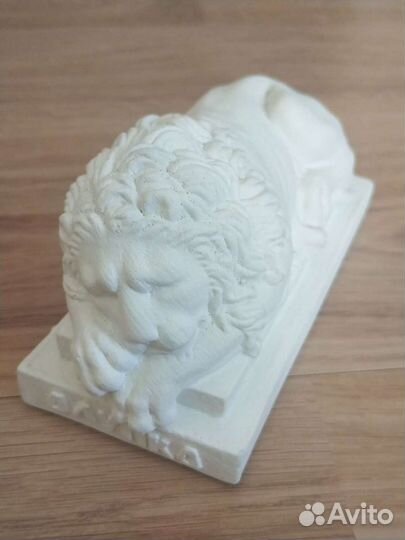 Фигурка льва из Воронцовского дворцасветится ночью