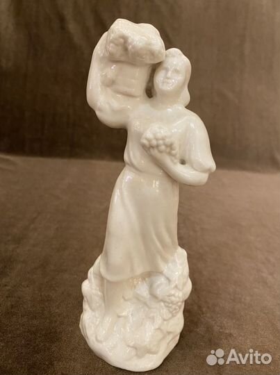 Сборщица урожая.Артель Керамик.Фарфор