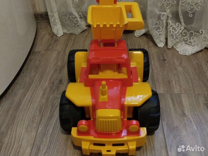 Трактор с ковшом