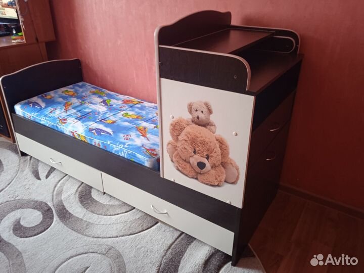 Детская кроватка с маятником