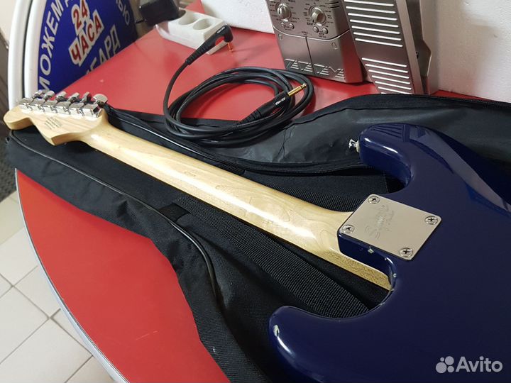 Электрогитара Fender Squier Bullet Strat + педаль