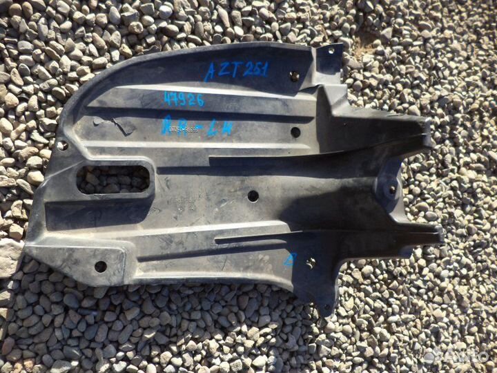 Защита бампера задняя левая Toyota Avensis AZT251