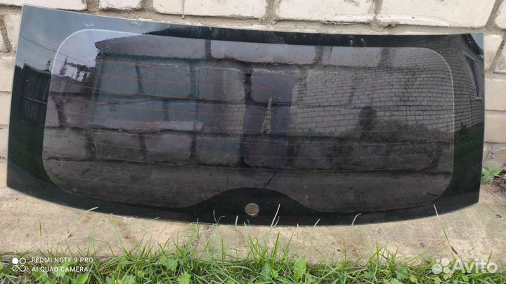 Стекло двери багажника