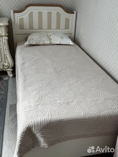 Кровать односпальная с матрасом