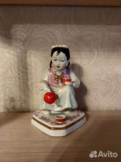 Статуэтка фарфор СССР узбечка с чайником
