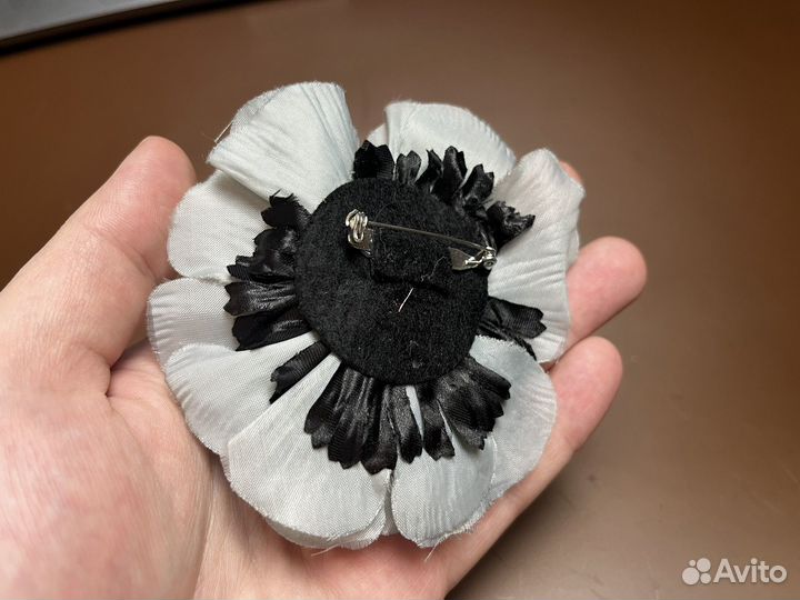 Брошь-цветок из ткани