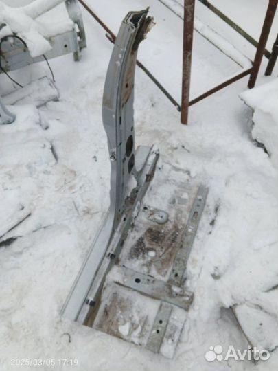 Центральная стойка кузова правая Renault Megane