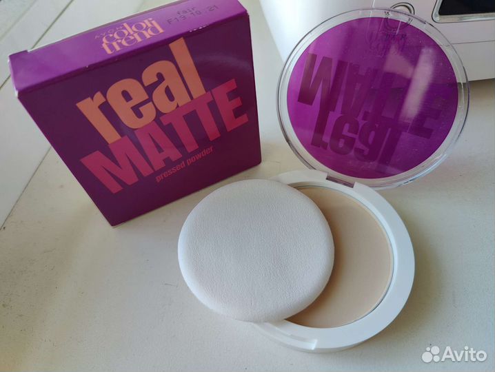 Пудра, тушь для ресниц, карандаш для глаз, лак