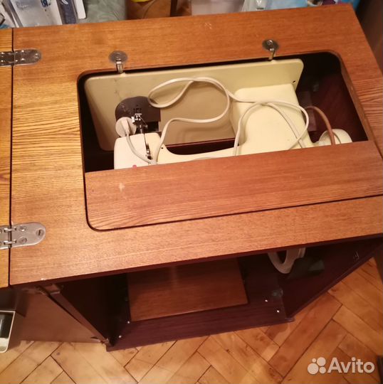 Швейная машинка Чайка 142м