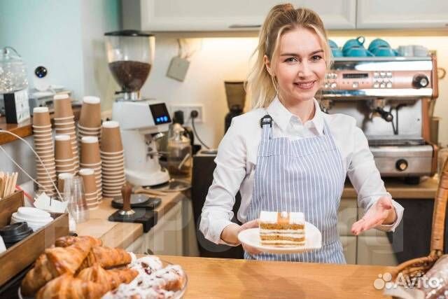 Сотрудник в кафе при поликлинике