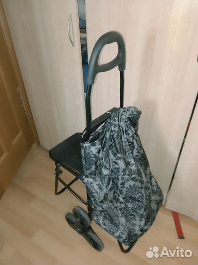 Тележка с хозяйственной сумкой и стулом