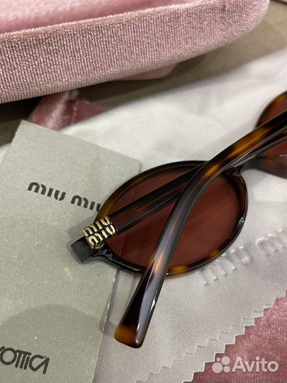 Солнцезащитные очки Miu Miu