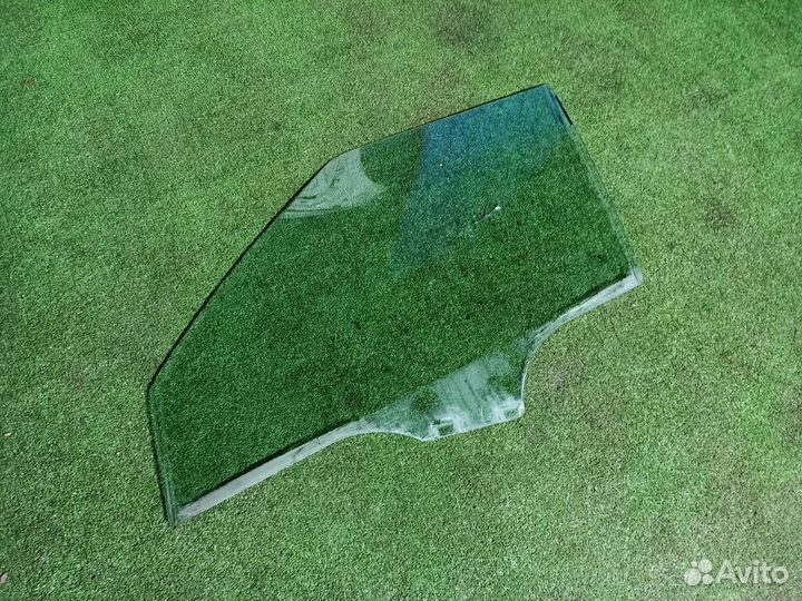 Стекло дверное переднее левое Skoda Fabia 2