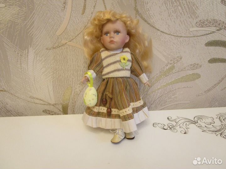 Кукла фарфоровая