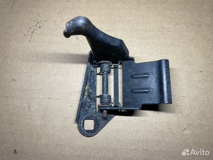 Крюк замка капота Land Rover Freelander L359