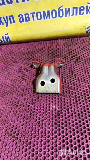 Петля двери Ford Fiesta 5