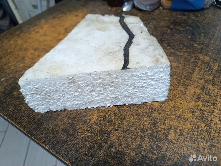 Пенопласт твёрдый, есть куски побольше