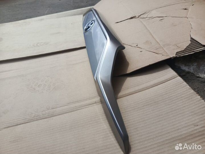 Тайота Рав 4 50 Накладка между фонарями