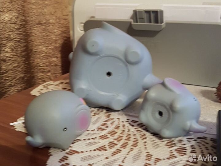 Резиновые слониха со слонятами для купания