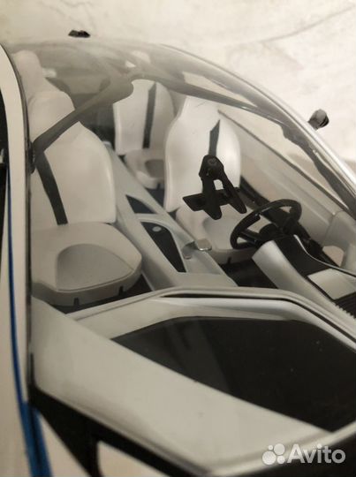 BMW i8 на пульте управления