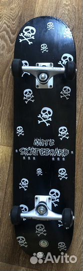 Крутой скейтборд с черепами