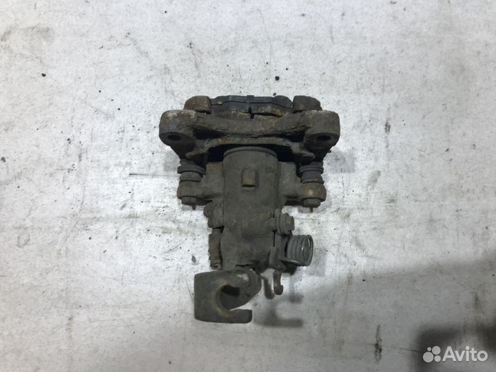 440018F800 Суппорт задний правый Nissan Primera 11