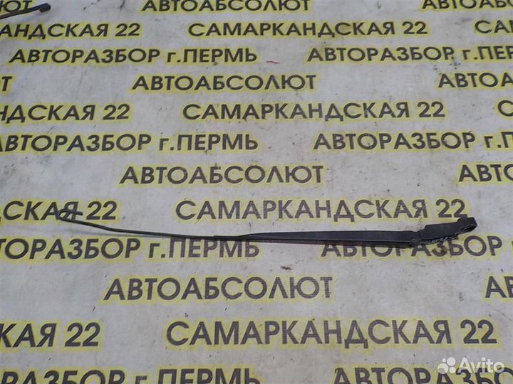 Поводок стеклоочистителя передний правый Nissan P