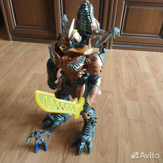Огромный трансформер от Hasbro