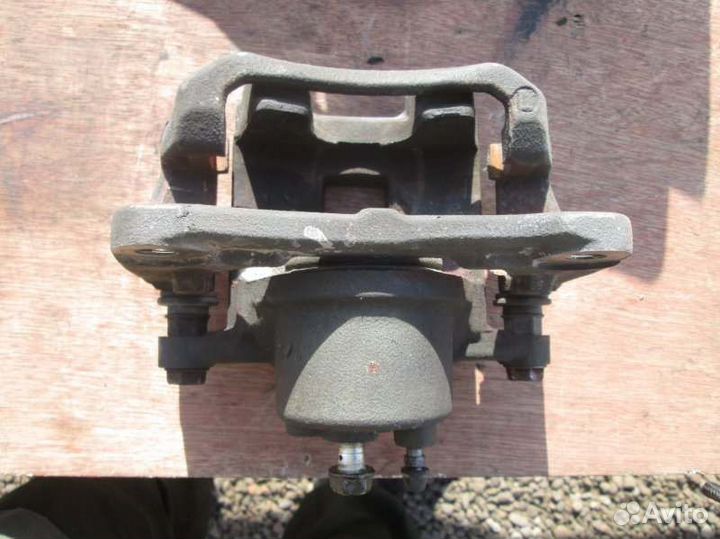 Суппорт передний левый Toyota Corolla NZE121