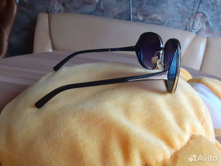 Очки солнцезащитные