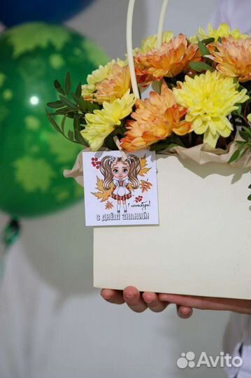 Композиция из цветов в сумочке на 1 сентября